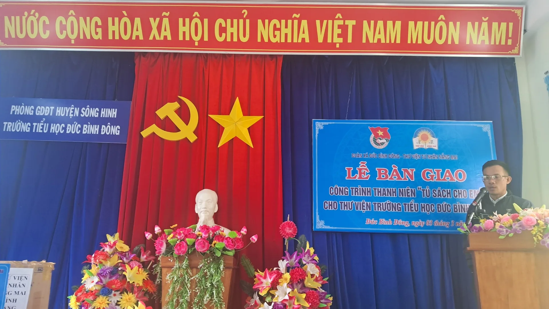 So Y Hảo trao tặng tủ sách tại Đức Bình Đông