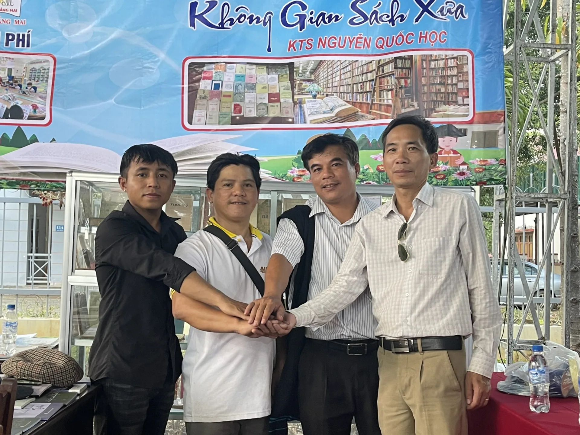 Đam Books tặng tủ sách 03 Đơn vị lực lượng vũ trang nhân dân ở Cư Jút