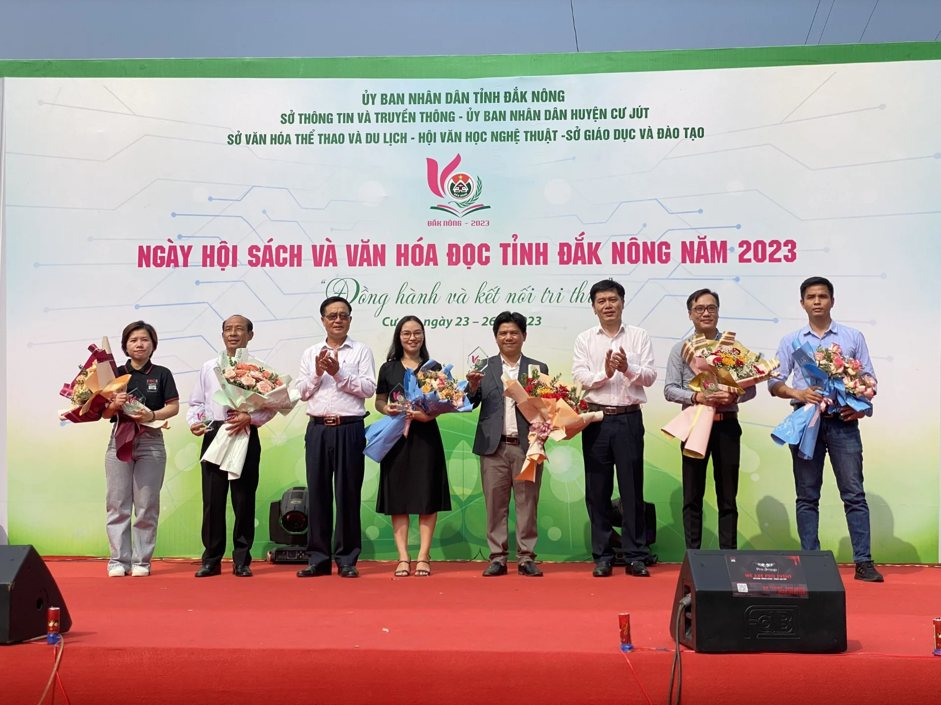 Đam Books tặng tủ sách 03 Đơn vị lực lượng vũ trang nhân dân ở Cư Jút