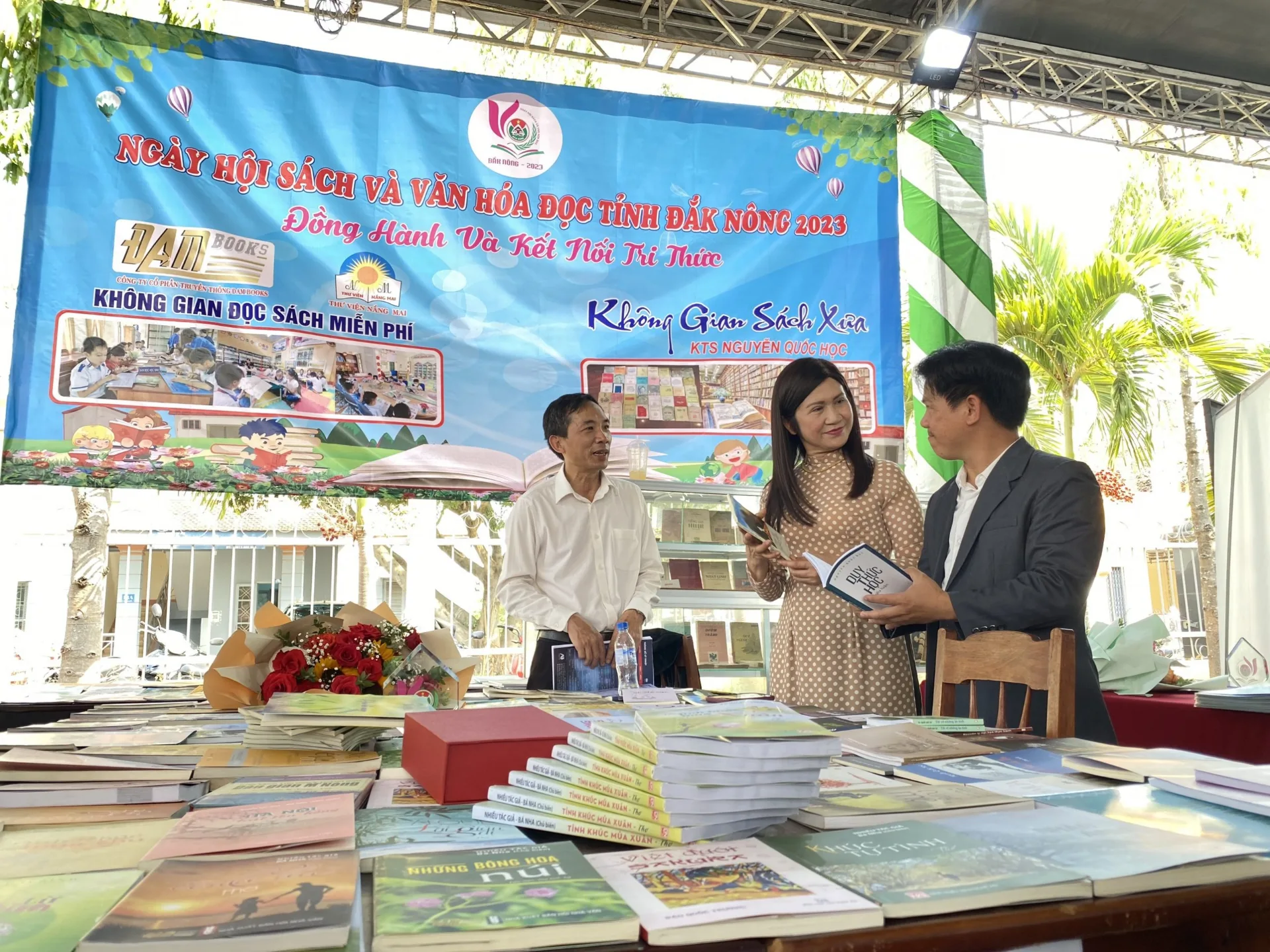 Đam Books tặng tủ sách 03 Đơn vị lực lượng vũ trang nhân dân ở Cư Jút