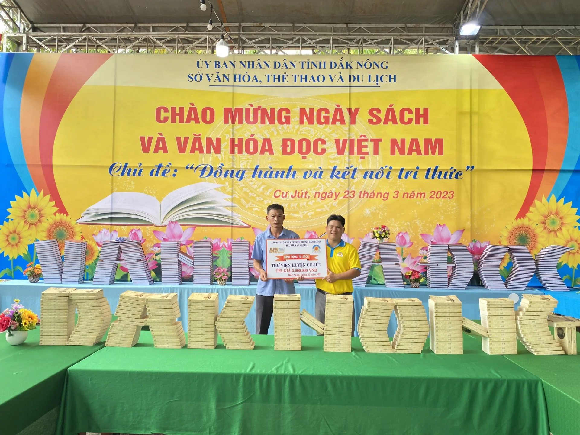 Đam Books tặng sách Thư viện tỉnh Đắk Nông