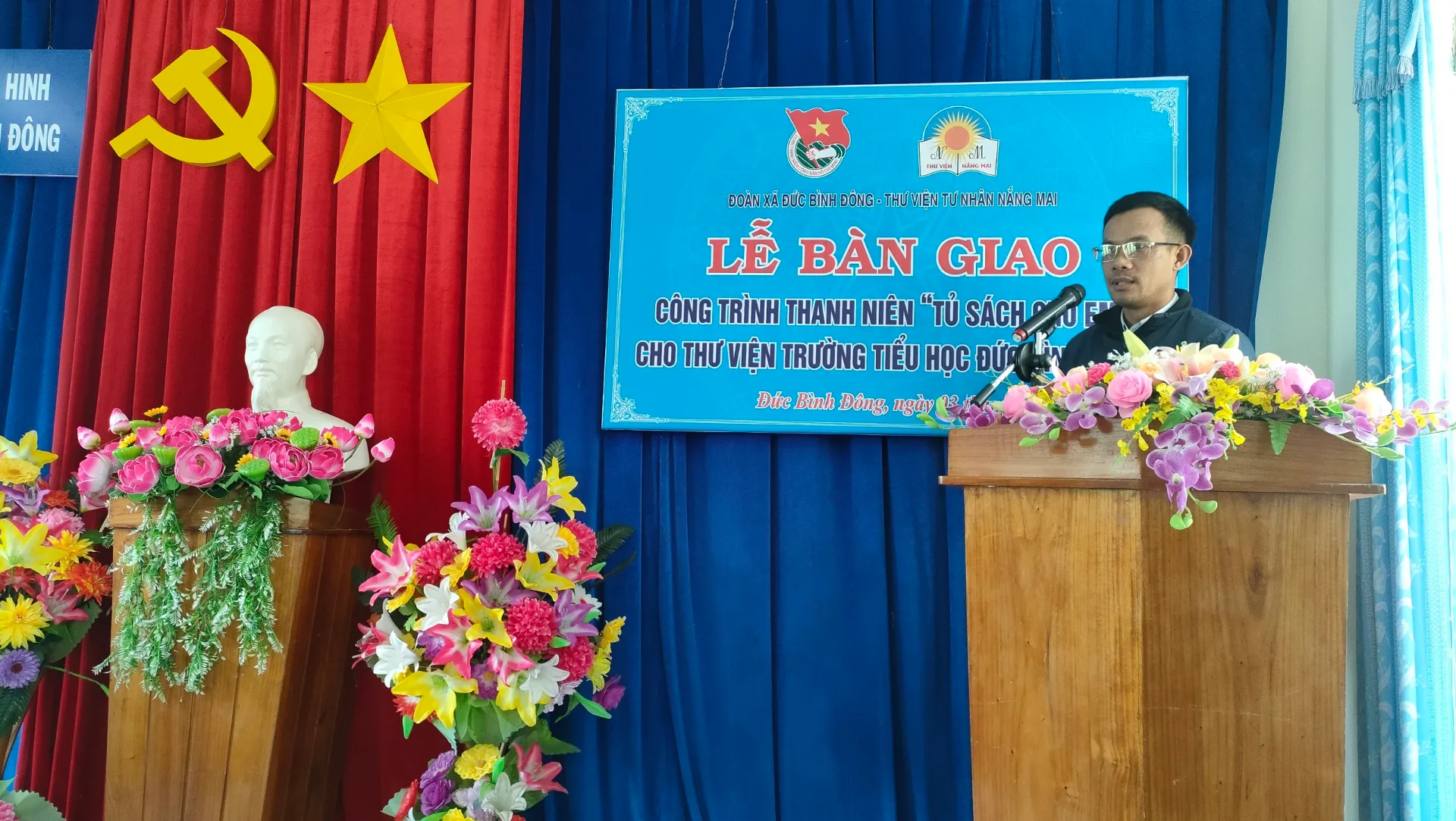 Tặng tủ sách trị giá gần 9 triệu đồng ở Đức Bình Đông