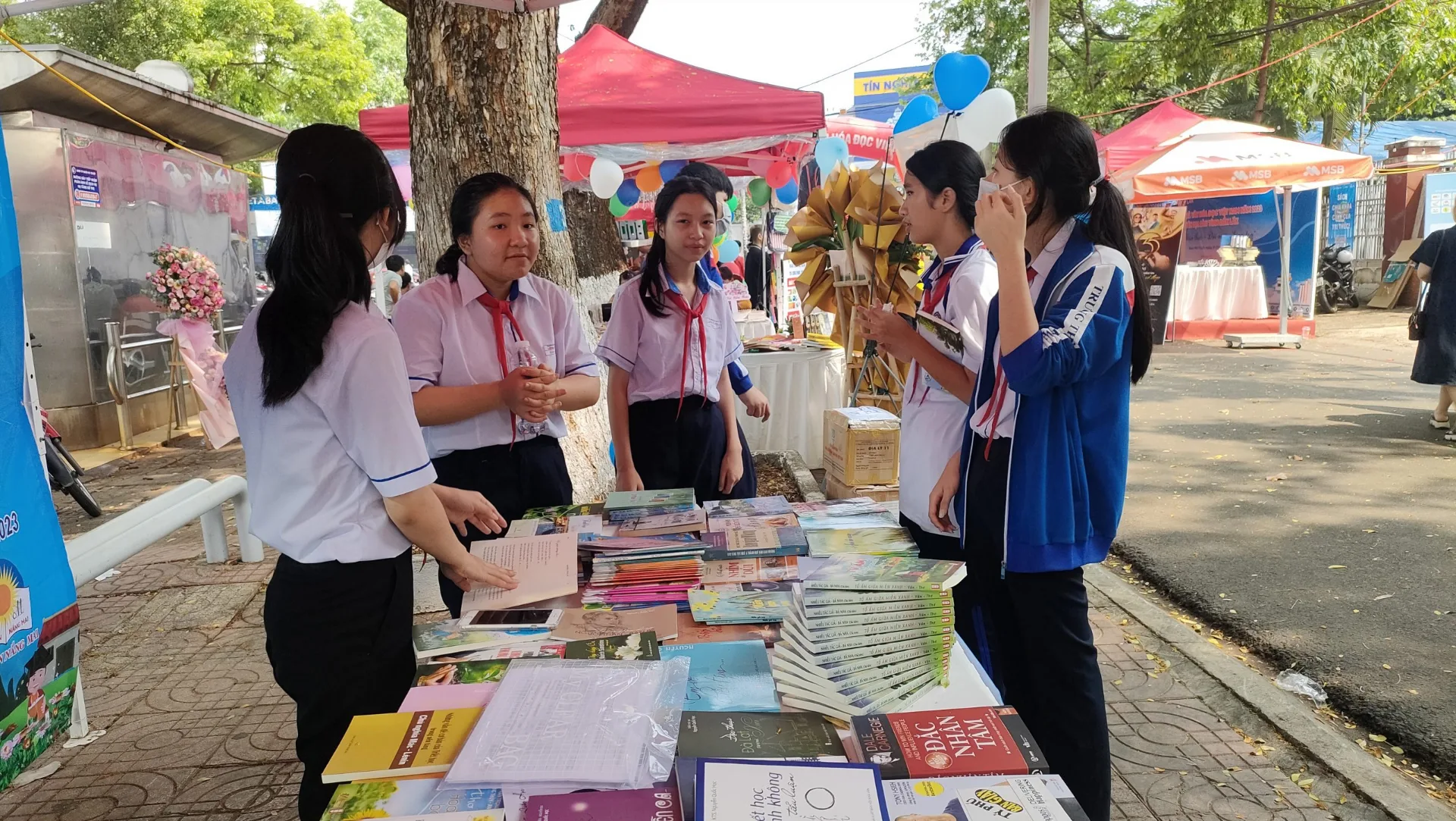 Đam Books tặng tủ sách ở Đắk Lắk