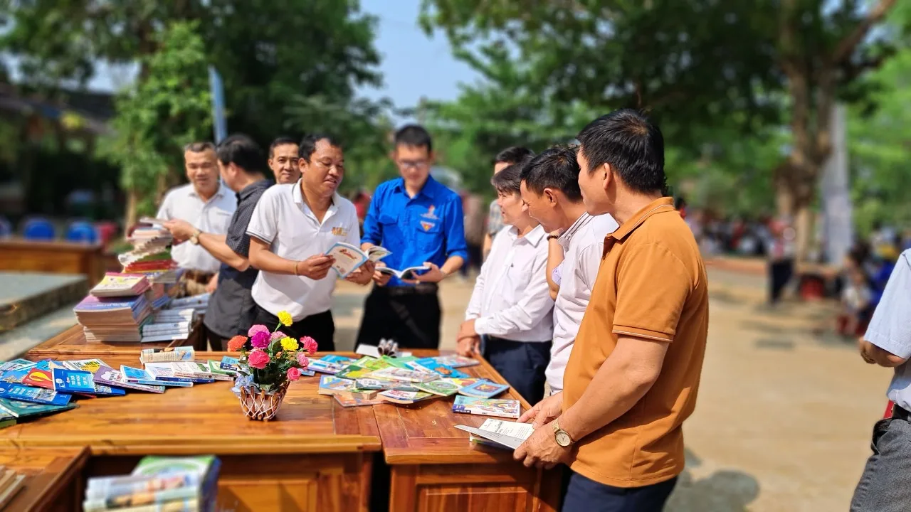 Đam Books tặng sách Trường Tiểu học Thị trấn Hai Riêng số 2