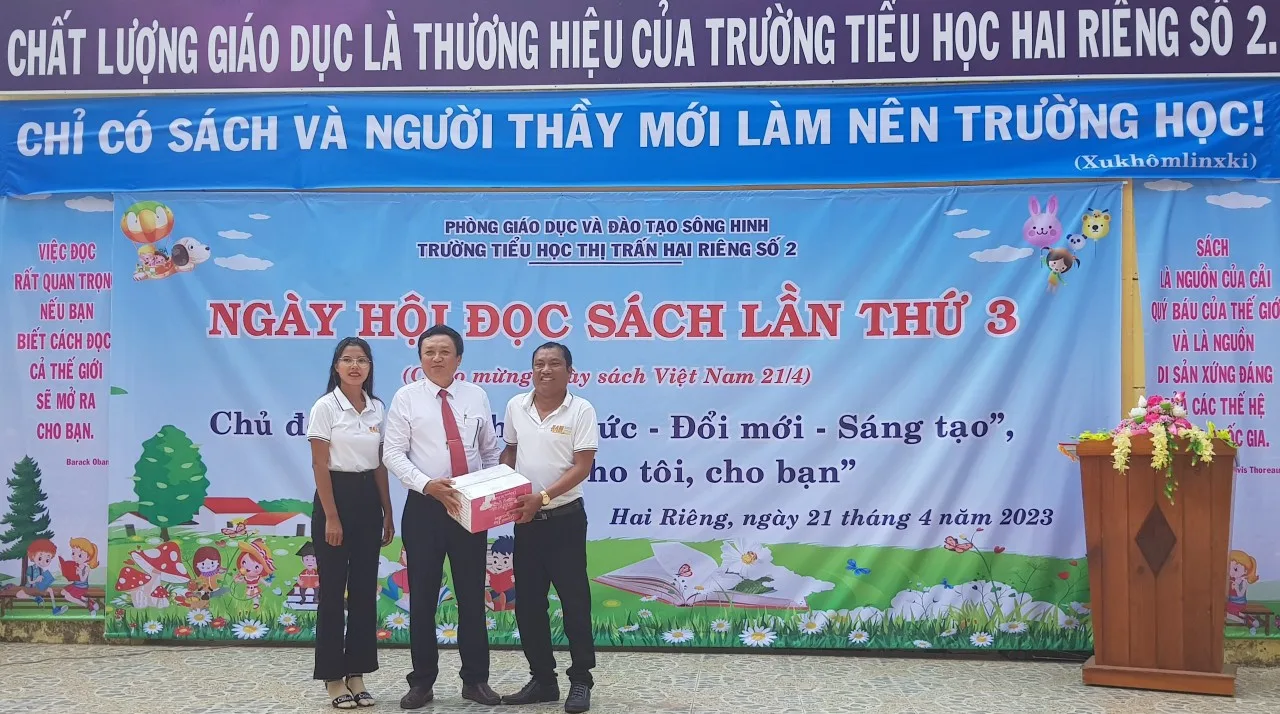 Đam Books tặng sách Trường Tiểu học Thị trấn Hai Riêng số 2
