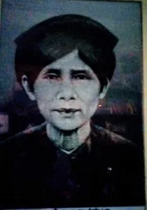 Con về cạnh mẹ tháng Tư – Thơ Hữu Hoa