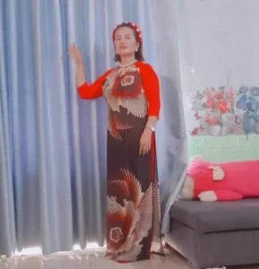 Áo dài tạo dáng – Thơ Minh Anh
