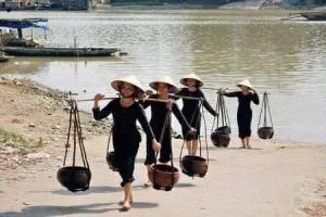Thương cô gánh nước – Thơ Nguyễn Danh Di