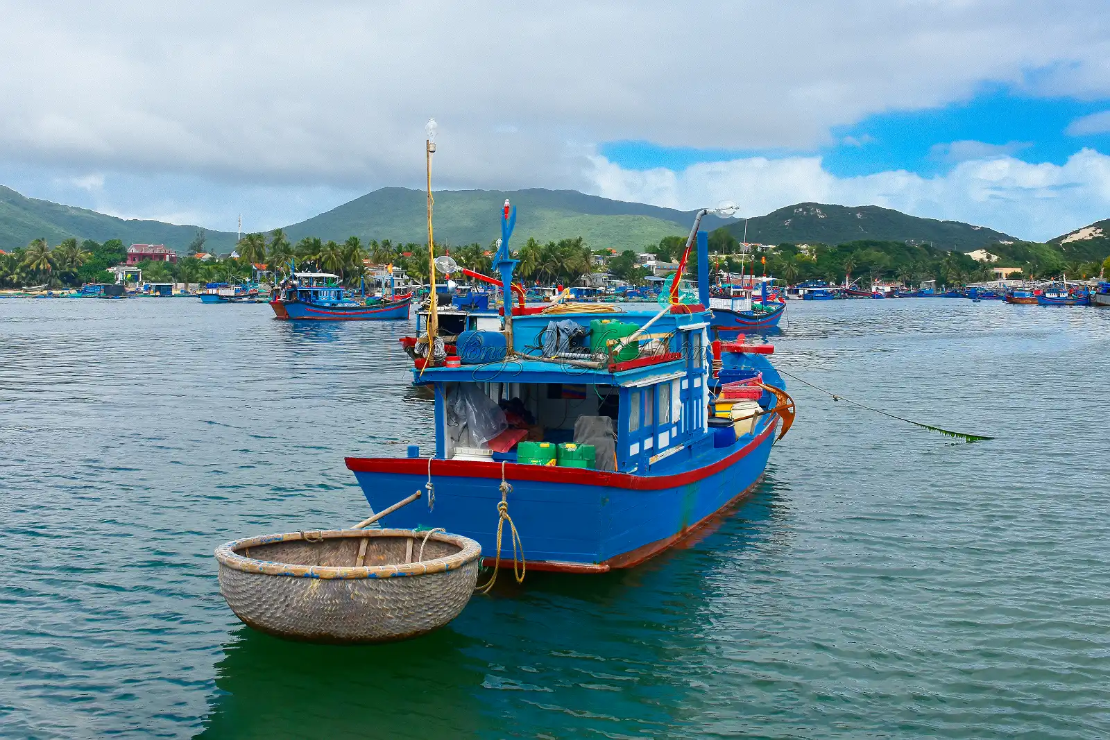 Hồng Minh Nhân: Thuyền thúng – Vòng tròn không khép của làng biển